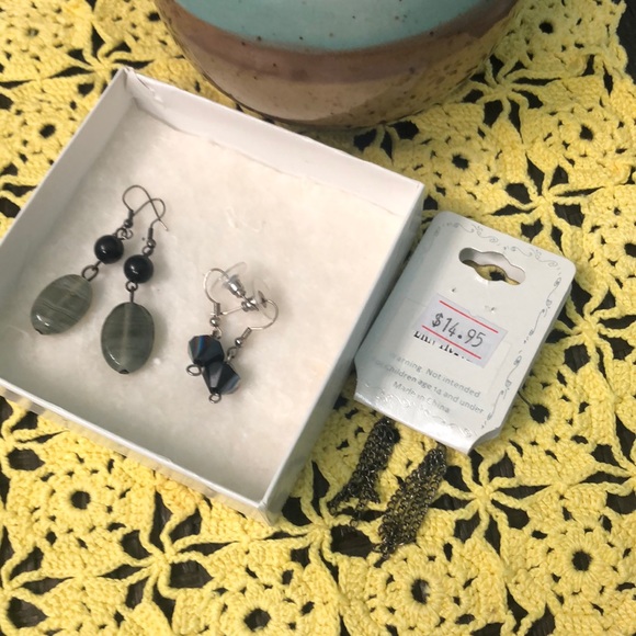 3 pairs of earrings. - Picture 5 of 6